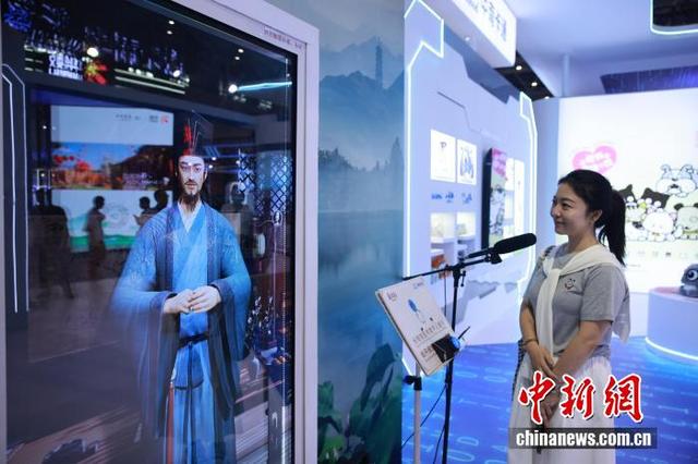 2025年9月26日第四届全球数字贸易博览会在浙江杭州举办。图为参观者与“苏东坡AI数字人”互动。中新社发 孙杨洋 摄