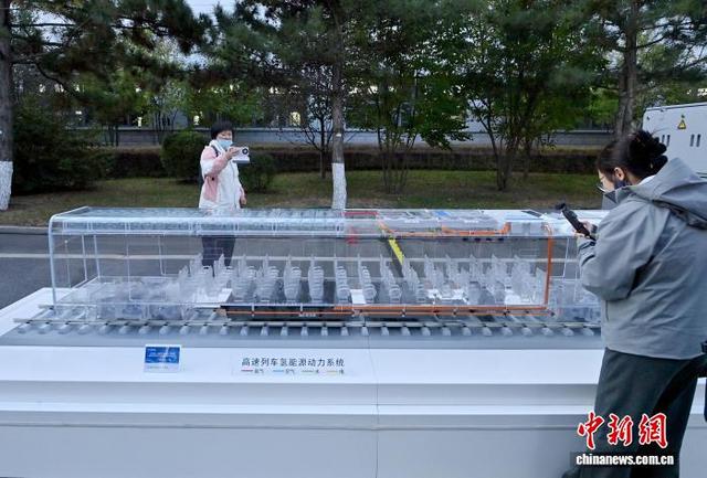 图为高速列车氢能源动力系统吸引参观者。中新社记者 张瑶 摄