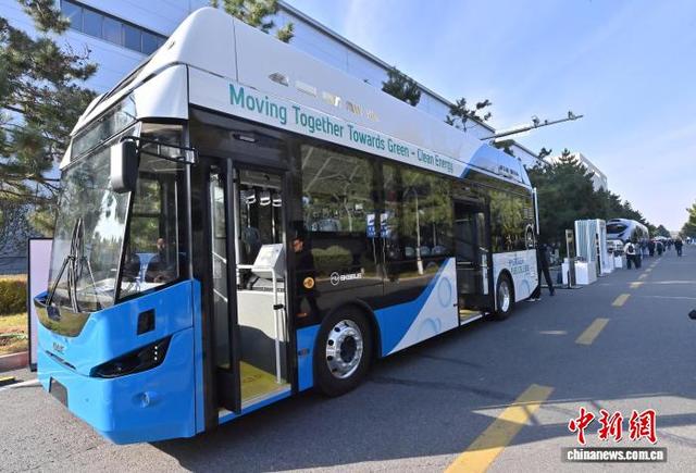 图为氢燃料电池客车。中新社记者 张瑶 摄