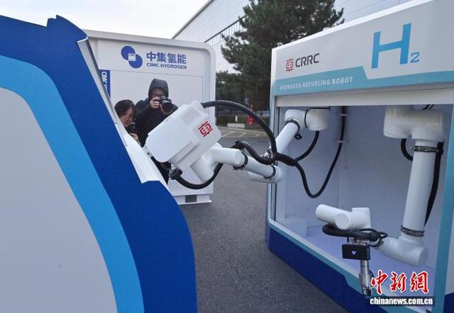 图为加氢机器人在工作。中新社记者 张瑶 摄