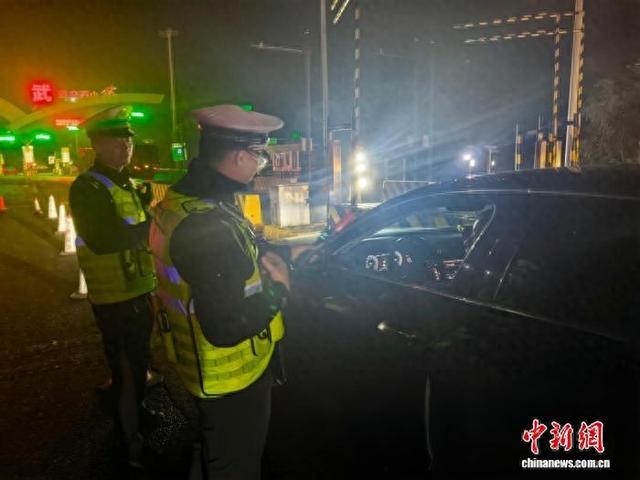 克隆“路虎”被查获之前,高速交警加强排查。 高速交警供图