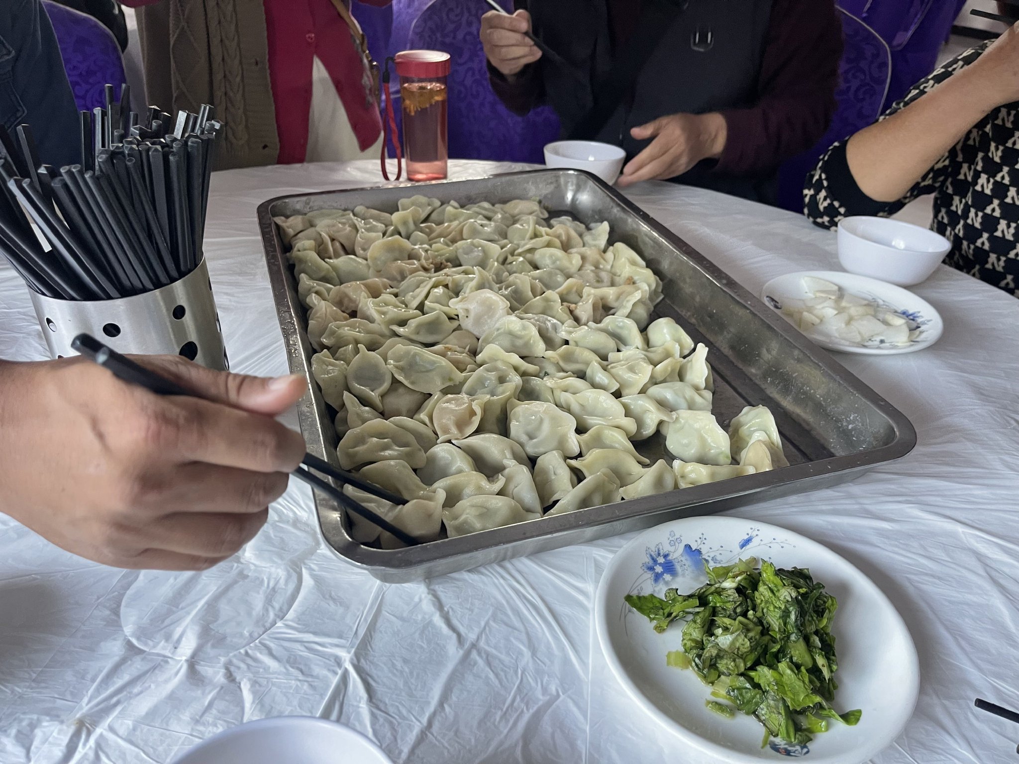 旅遊團午餐為水餃，而不是宣傳頁上寫的自助餐。新京報記者 吳婷婷 攝