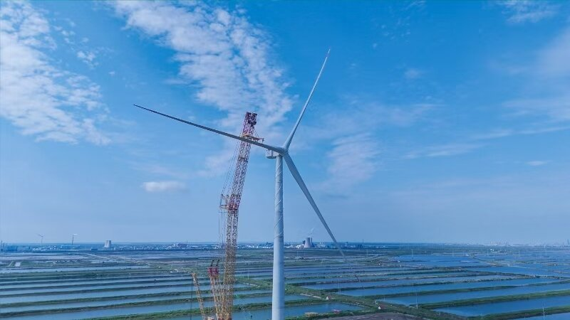 全球最大26兆瓦级海上风电机组成功吊装 东方电气集团供图
