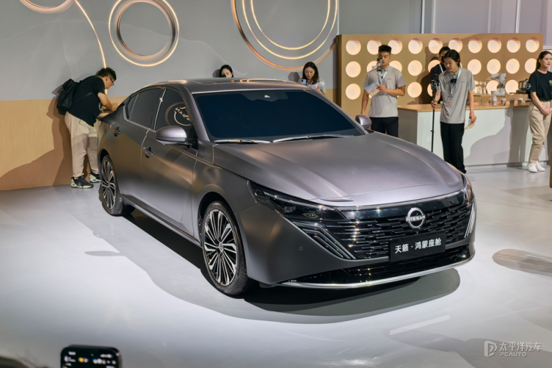 天籁鸿蒙座舱版实车亮相 首款鸿蒙座舱燃油车