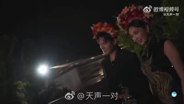 严屹宽杜若溪簪花造型亮相婚综