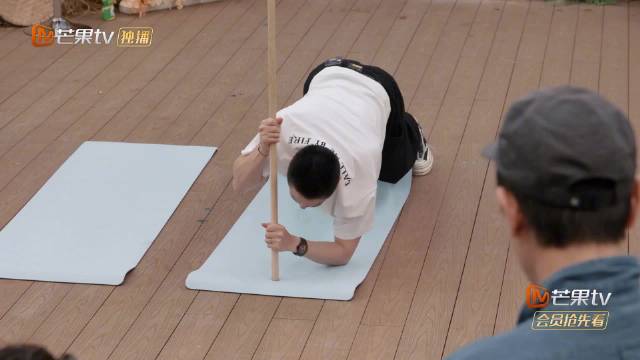 李承铉挑战核心木棍成功获猛男明珠称号