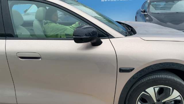 没有前备箱，但是我们有车头自动泊入和泊出呀～最窄双边60cm长安启源全新q05