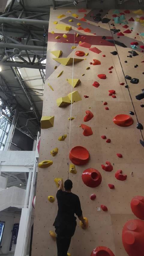 攀岩者凭毅力登顶511米高峰