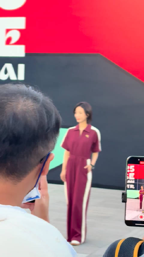 王珞丹一身枣红色运动装现身马路街头王珞丹