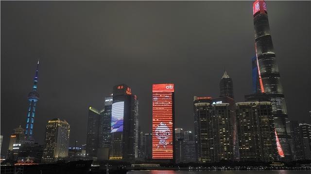 (人保红点亮上海外滩城市之窗)