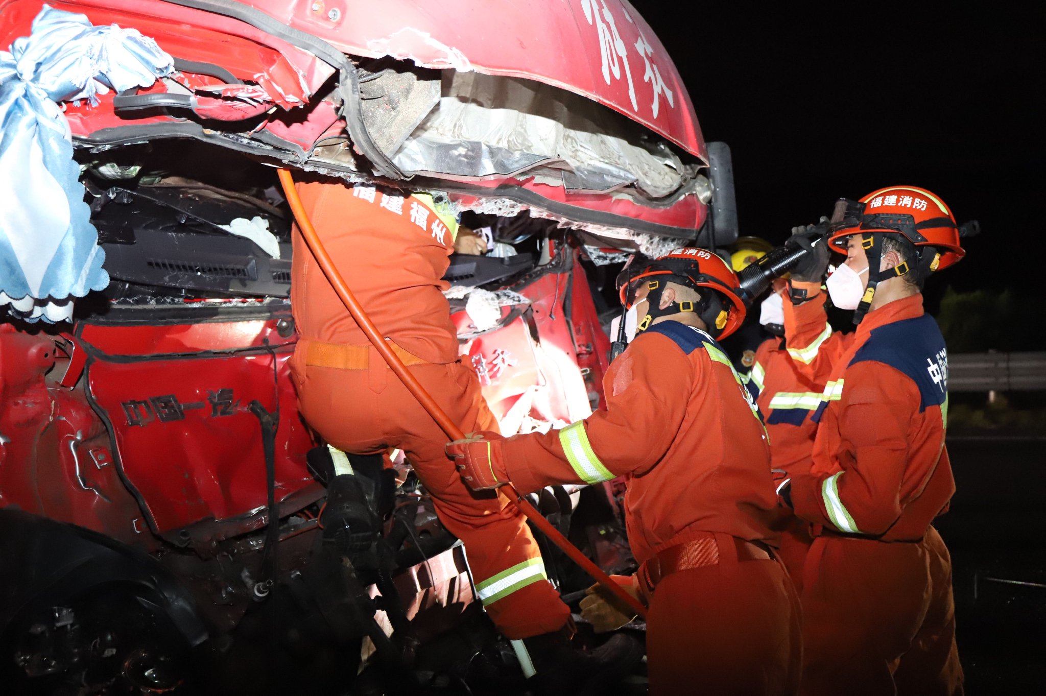 消防救援人員解救被困者。受訪者供圖