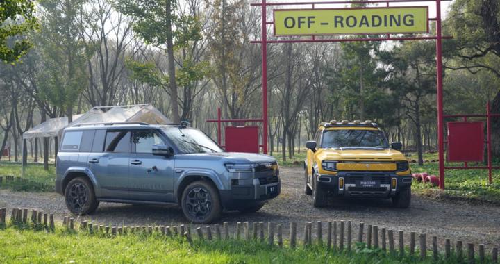 方盒子对决！深蓝G318和方程豹钛7，谁是可城可野多面手？