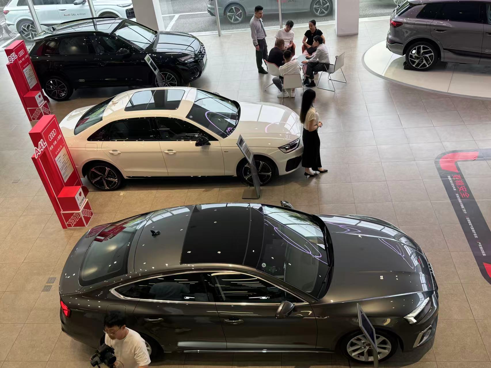 一天接待十几组客户  车市有望出现“银九金十”