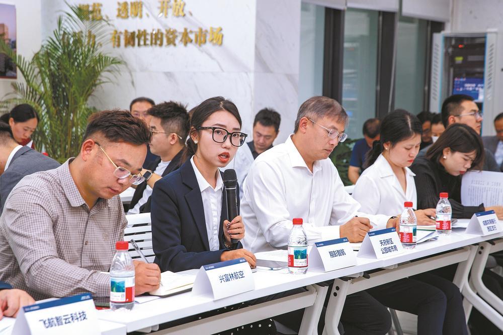 低空经济企业专场座谈会现场。 李冬 摄