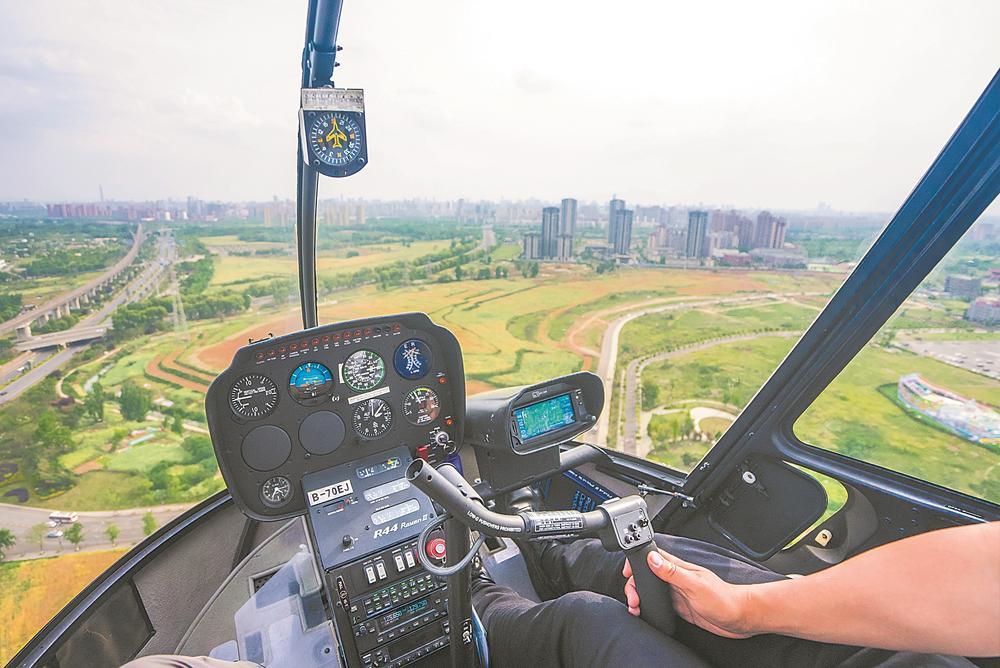 游客乘机俯瞰成都大熊猫繁育研究基地。