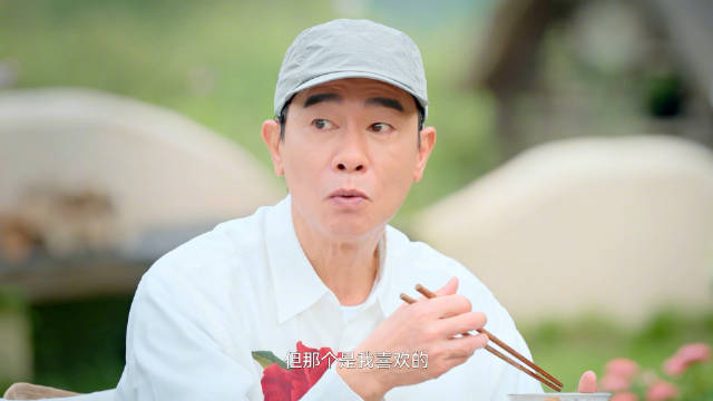 陈小春谈三十年演艺路，湖南卫视《背后》明日上线