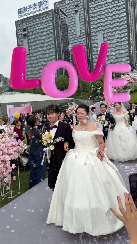 智能科技遇见浪漫时刻，人生喜事，启源A06一车搞定！