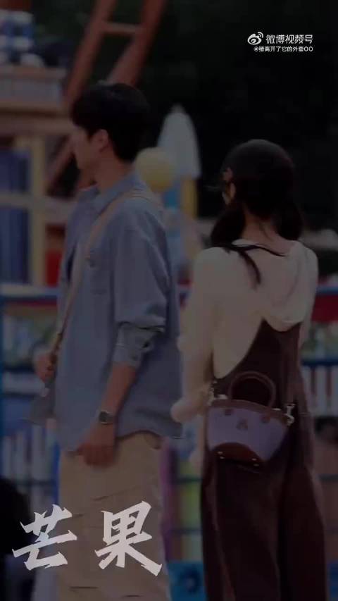 胡一天田曦薇《天才女友》游乐园路透曝光，两人互动少显生疏