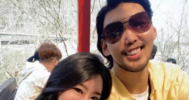 河升镇一家近照，曾被王治郅打哭，退役娶超模，如今儿女双全