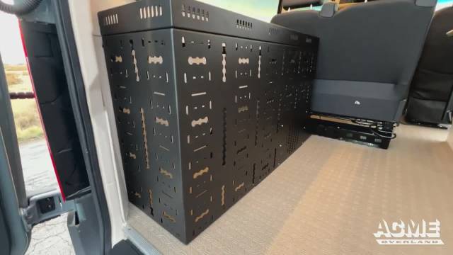 奔驰凌特6座商务改装引热议，国内外风格差异引关注