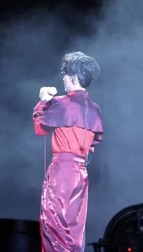 周传雄演唱会玩谐音梗，刚组乐队引观众欢笑