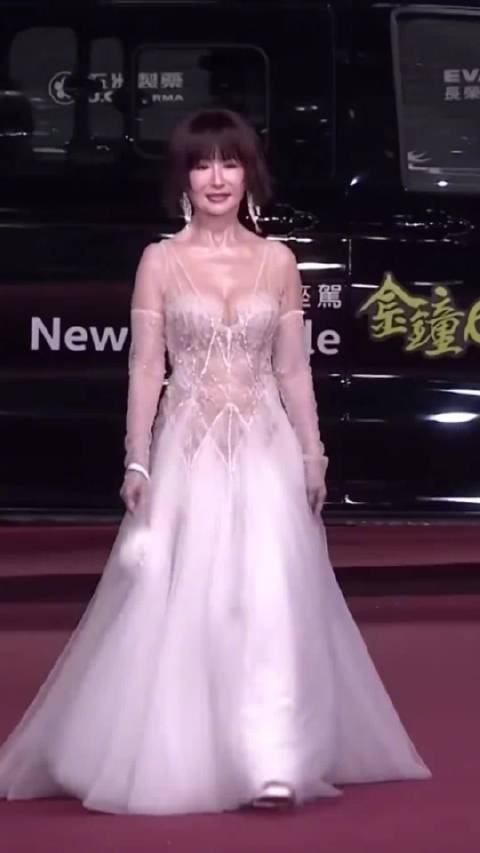 80岁潘迎紫亮相金钟奖红毯，冻龄状态引惊叹