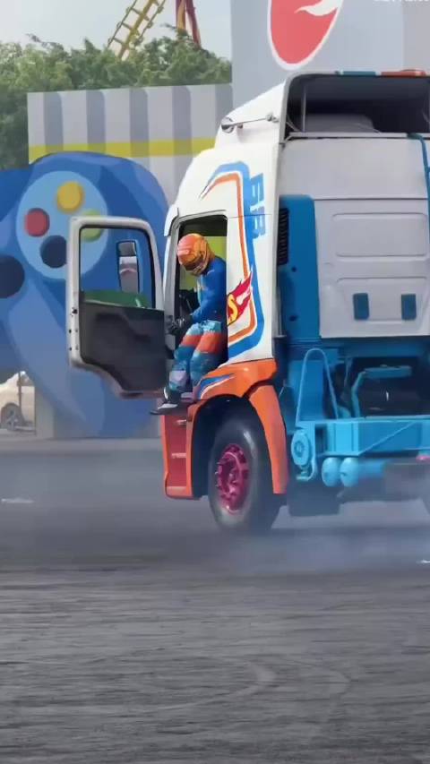 無人卡車原地漂移，老外是真會玩啊