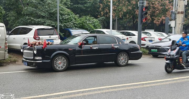 看车头像红旗L5，看到车身和车尾后，网友沉默3秒：这车太反常了