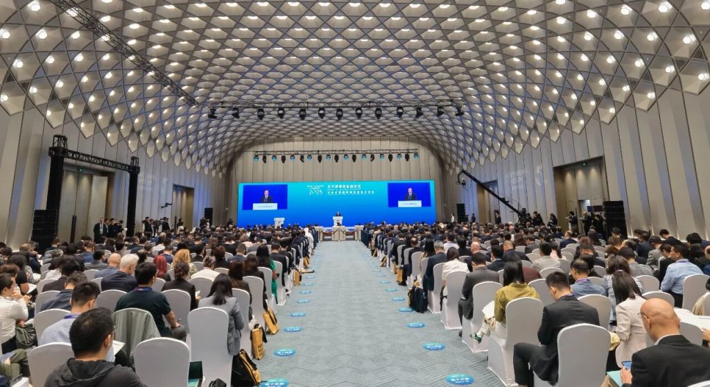 “2025北外滩国际航运论坛”在上海北外滩“世界会客厅”正式拉开帷幕。卢锐 摄