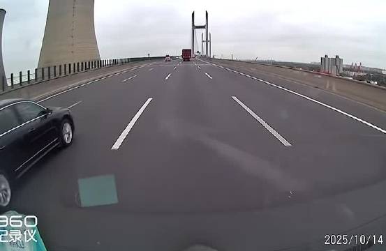 高速变道需提速避险，视频车未及时操作致车祸
