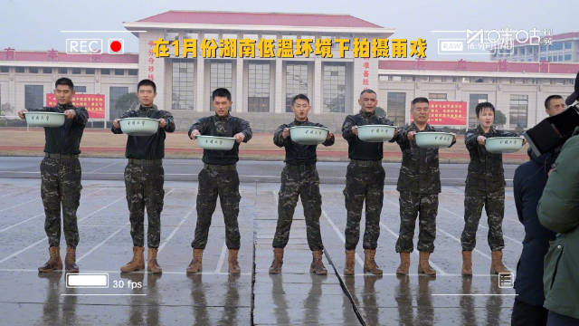 猎豹主演冒雨拍戏显敬业，咪咕视频每日18点更新