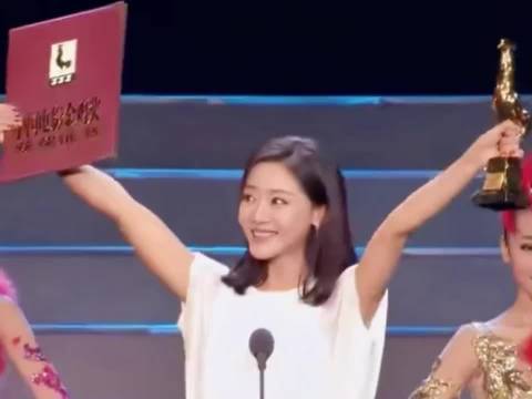 邓家佳14年感情终结后事业开挂，42岁状态惊艳