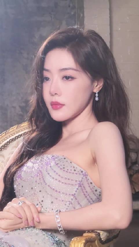 实力派演员邓家佳被爆新恋情，正常恋爱没啥问题，多关注演员作品吧！