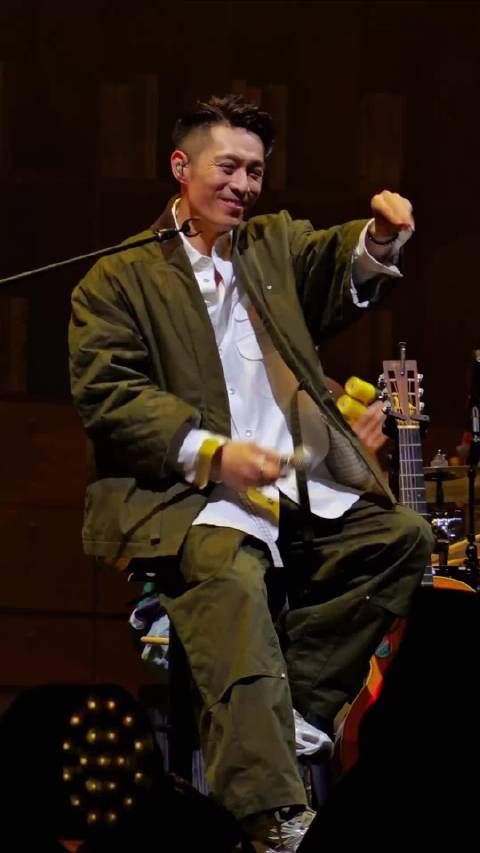 周柏豪福州巡演造型获赞