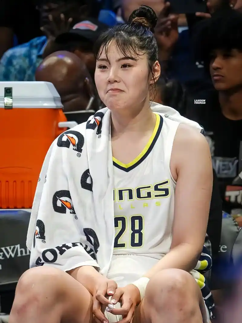 恋情曝光？正式退出，李月汝官宣选择，名单公布，或拒绝白人追求