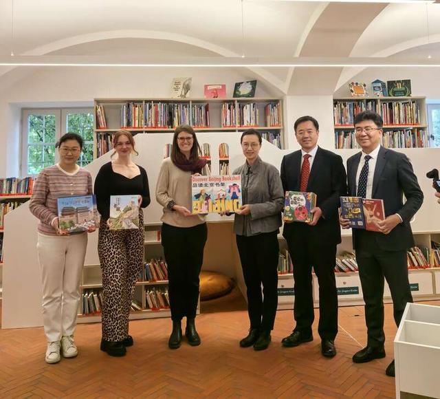 “品读北京”书架设立暨图书捐赠仪式。主办方供图