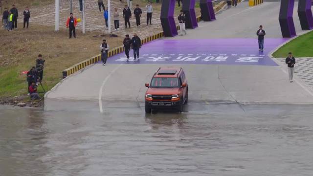 国产车纵横G700横渡长江，水陆两栖22分钟跨越1480米