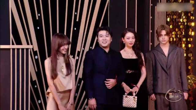 吉娜修身礼裙惊艳登场，镜头拉进的瞬间，更显完美身材丨微博之夜