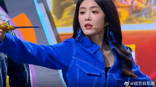 彭冠英拔出一个鸡毛剑，引得何炅等人大笑！