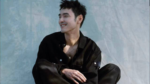 阮经天登费加罗男士十月刊封面，展现诚恳野性魅力