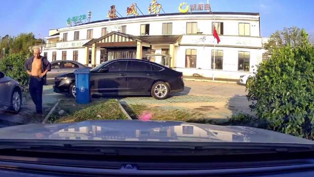 幸好有视频车缓冲了一下