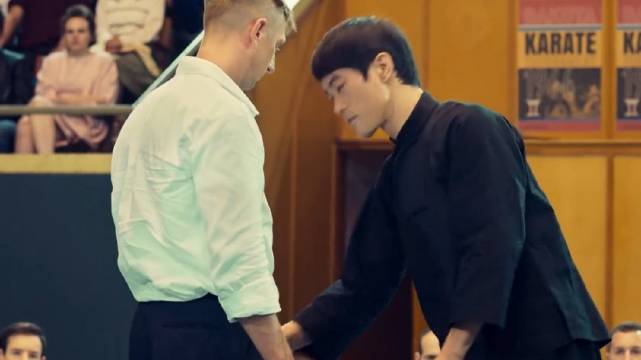 李小龙与师父叶问叙旧，不料一群洋人对其发起挑战