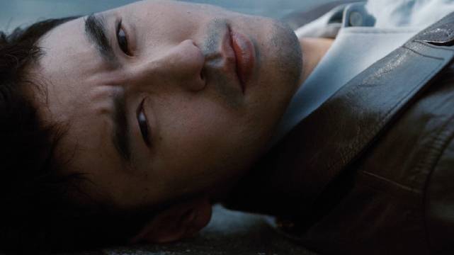 阮经天登费加罗男士十月刊封面，光影间诠释自我平衡