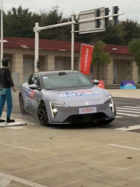 阿维塔06完成60km/h左转AEB测试，底盘冒烟引关注