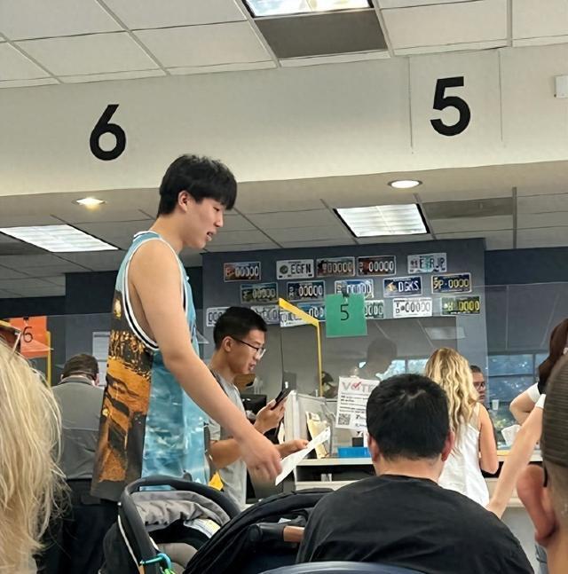 瀚森获美国驾照计划买二手宝马X5 罗威恢复对抗训练内线竞争升级