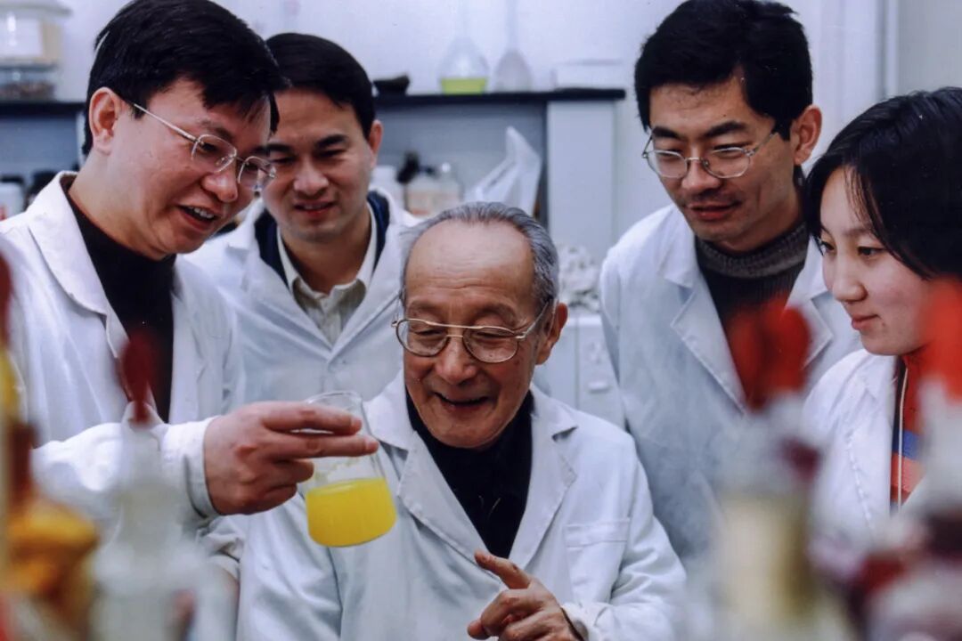 徐光宪2000年在北大稀土实验室,王天天摄,图源北大官网