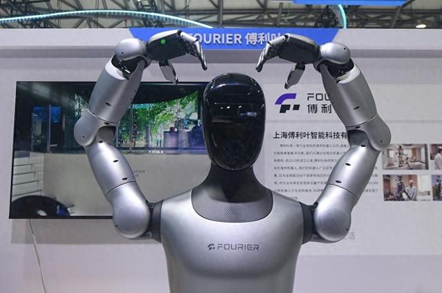 2025年6月18日，傅利叶人形机器人在上海举办的2025世界移动通信大会上向观众“比心”。 视觉中国 资料图