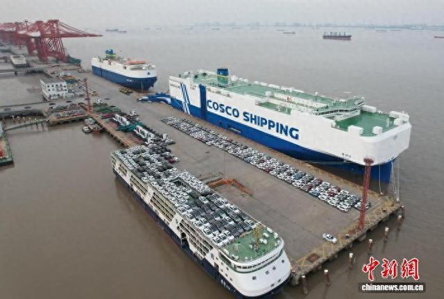 一批国产汽车在上海外高桥港区海通国际汽车码头“整装待发”。上海海关供图
