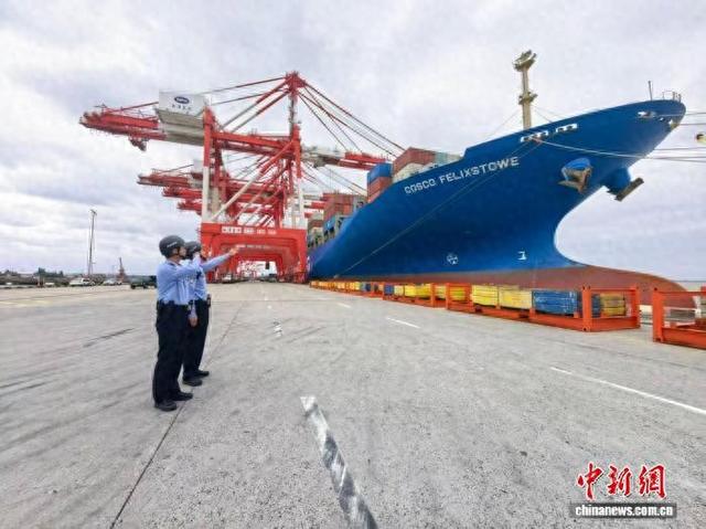 “中远费力克斯托”轮21日靠泊上海外高桥口岸。(上海边检总站供图)