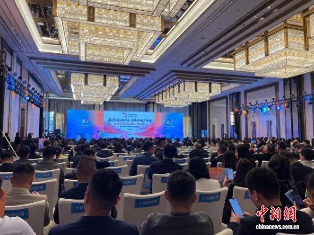 图为“天作之合·津彩未来”全国知名青商走进天津暨天津市青年商会换届大会现场。江莹摄